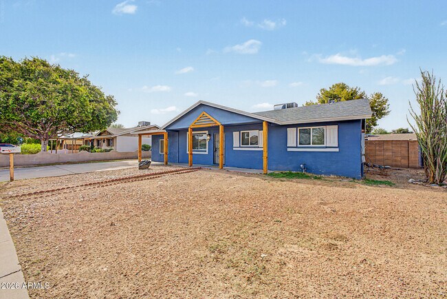 Building Photo - 6944 W Solano Dr N