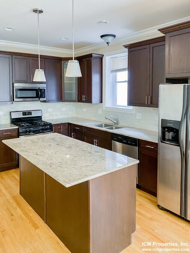 Foto principal - 2847 N Southport Ave