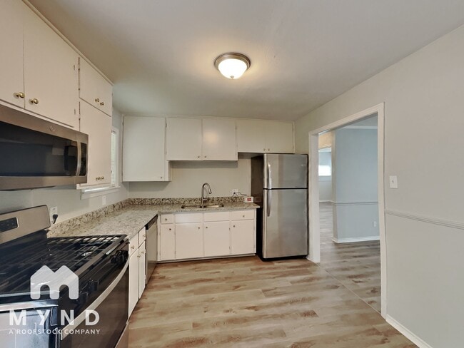 Building Photo - 110 N Redford Ln