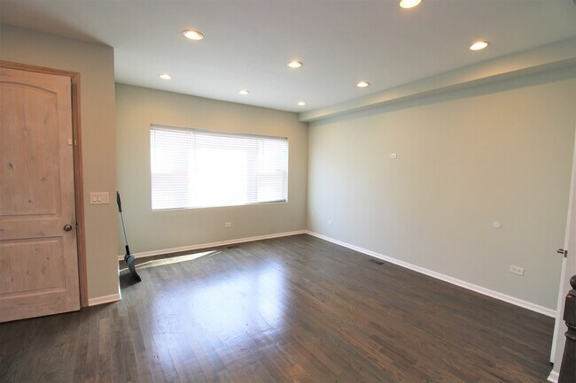 Building Photo - 712 N Willard Ct