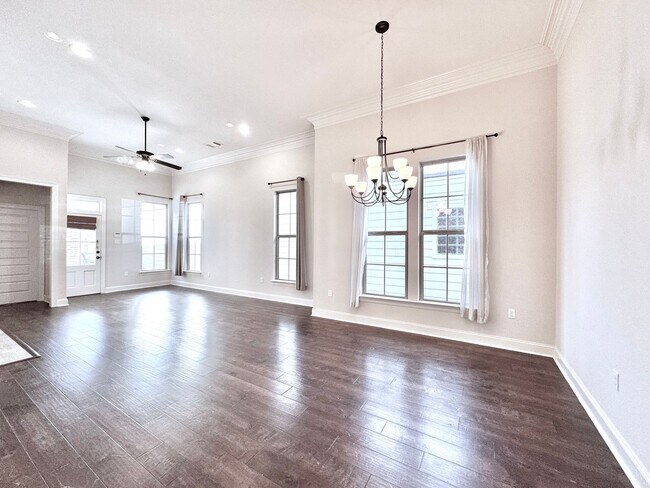 Foto del edificio - 3 Bedroom House off Nicholson with Community Pool