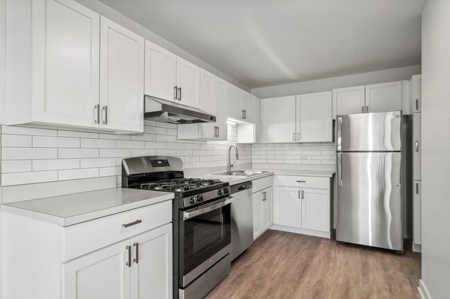 Cocina con electrodomésticos de acero inoxidable - The Reserve on Washington