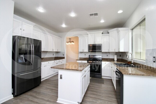 Foto del edificio - 12175 W Chase Ln
