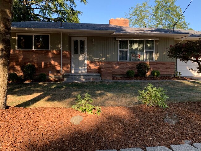Building Photo - 980 NW Wallula Ave