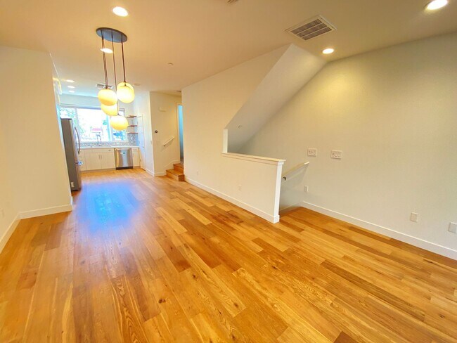 Foto del edificio - Advent - Three Story Townhome W/ Attached ...