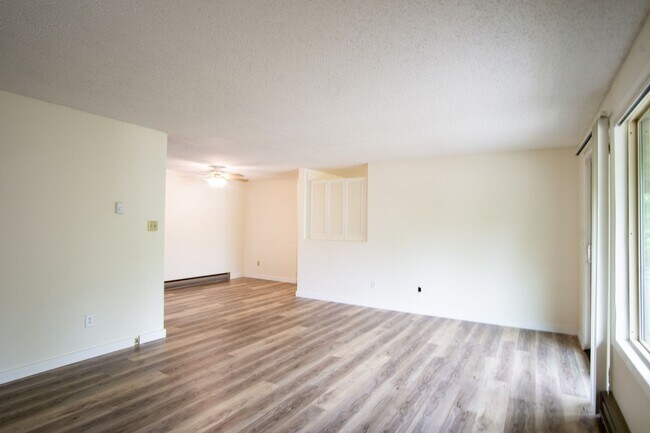 Building Photo - Spacious Top Flr 2Bdr Flat, W/D Hk-Up, D/W, Tons of Storage, Balcony!