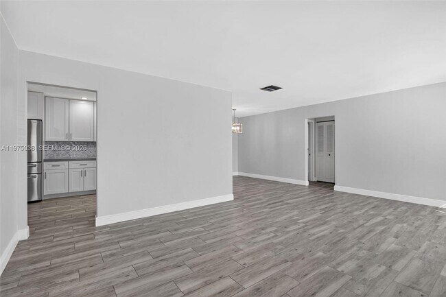 Foto del edificio - 7613 NW 67th Ave