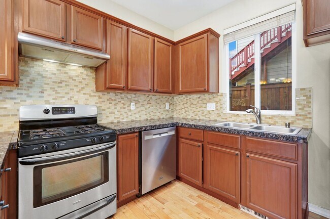 Building Photo - Bothell Luxury Townhome!