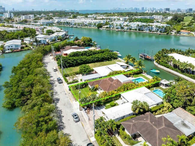 Foto del edificio - 7610 Bayside Ln