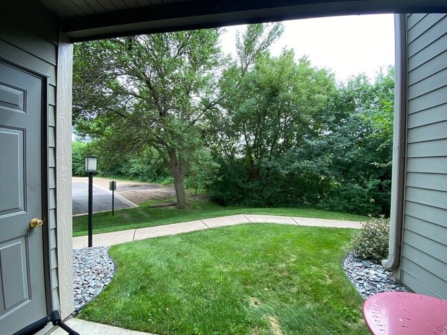 Cozy corner wooded view - 2160 Ridge Dr