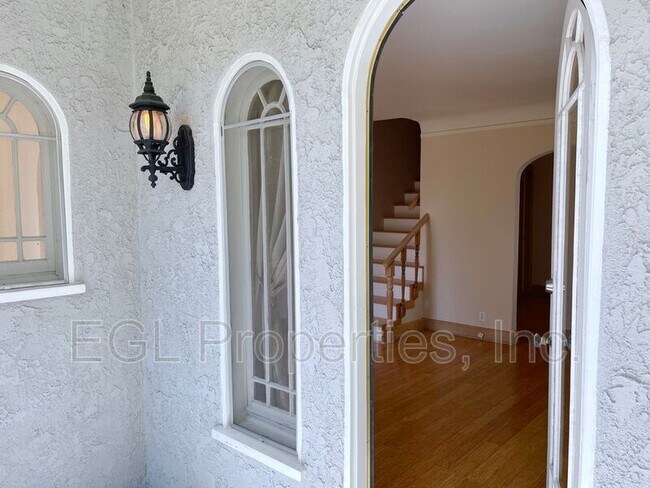 Building Photo - 815 N Mansfield Ave