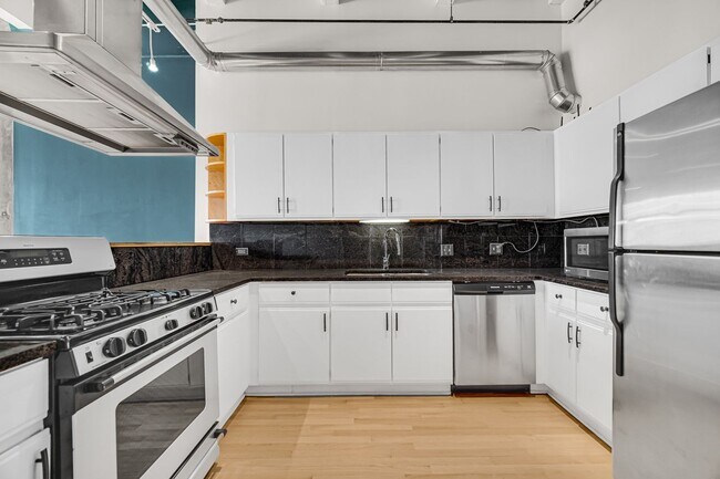 Foto del edificio - Fulton Market 2 Bed/2 Bath Timber Loft! Brand New Hardwood Floors! Rooftop Deck!