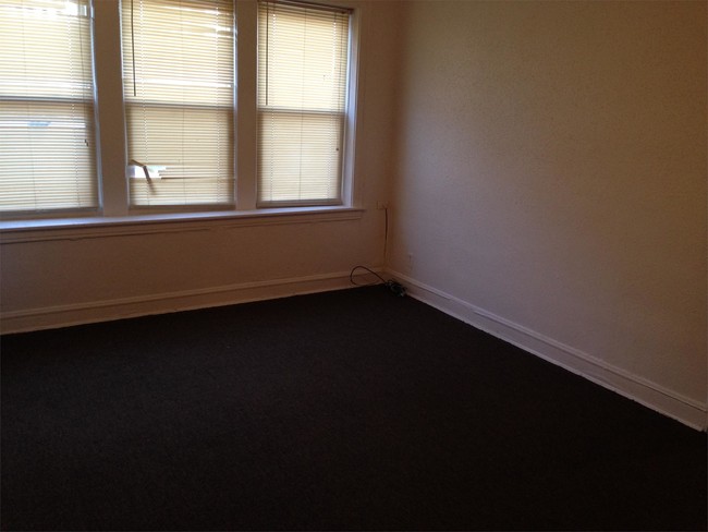 Foto del edificio - 929 W 83rd St