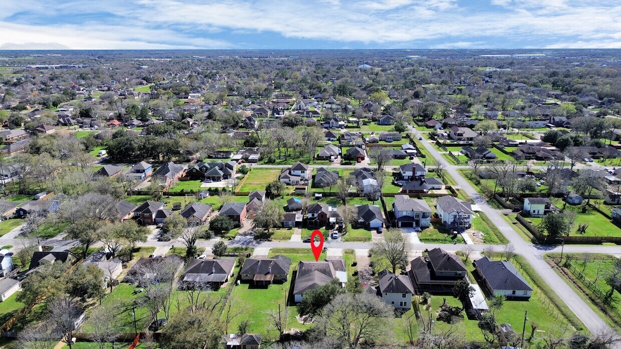 Foto del edificio - 8105 Lanham Ln