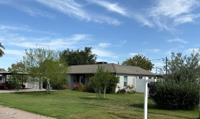 Foto del edificio - 1702 W Glenrosa Ave