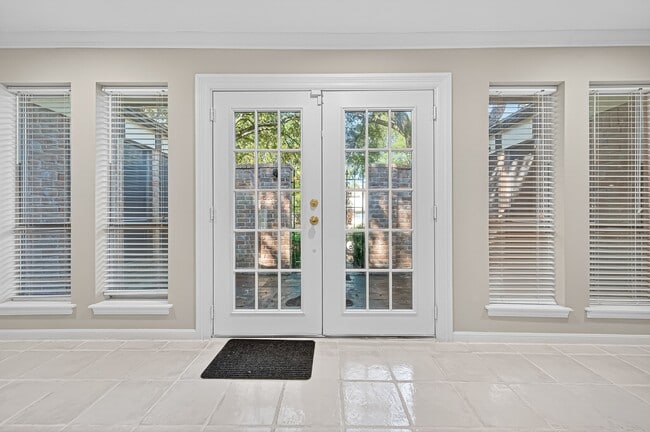 Foto del edificio - 13903 Chevy Chase Dr