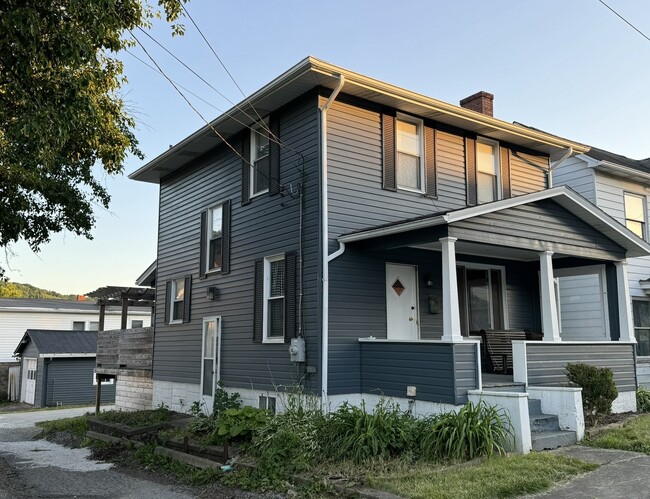 Building Photo - 148 E Elm St