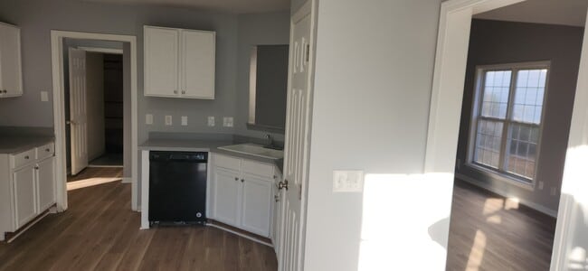 Building Photo - 313 N Water's Edge Dr