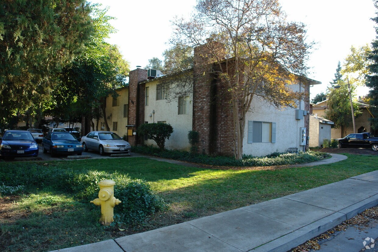 Primary Photo - 404 Hickory St