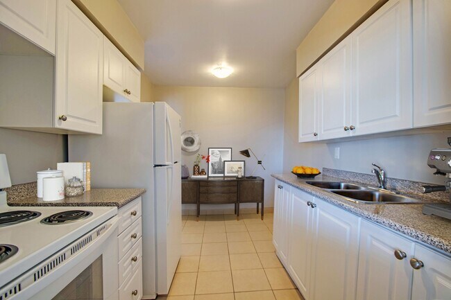 Photo du bâtiment - 10 Bridletowne Circle 20, 30, 40 & 50 Aurora