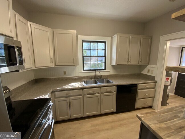 Building Photo - 314 E 11th St SE