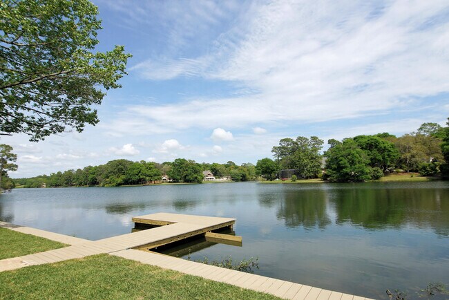 Foto del edificio - 1002 Lake Way Dr