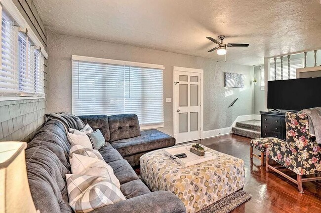 Foto del edificio - 325 W Spring St