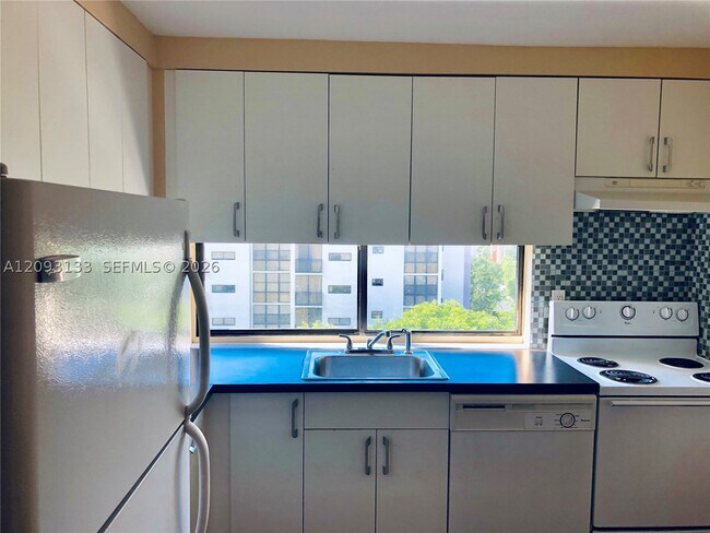 Foto del edificio - 17121 N Bay Rd