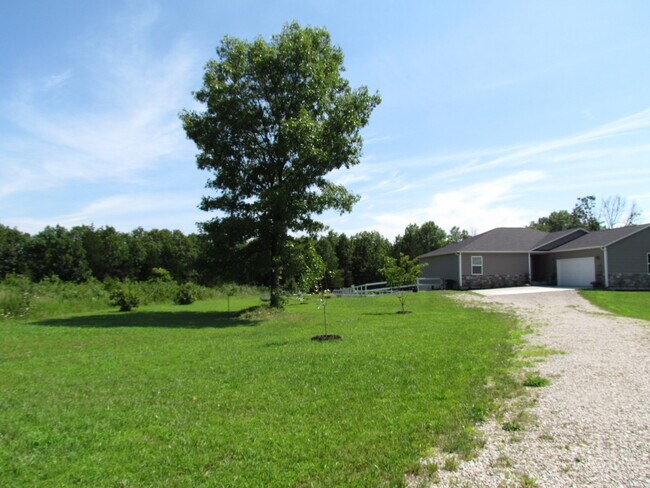 Building Photo - Available August 7th!! Laquey Schools!