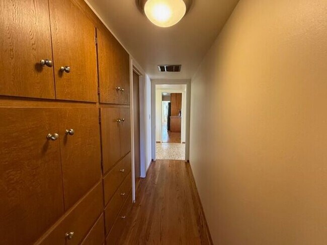 Building Photo - Beautiful 4 bedrooms 2.5 bath home