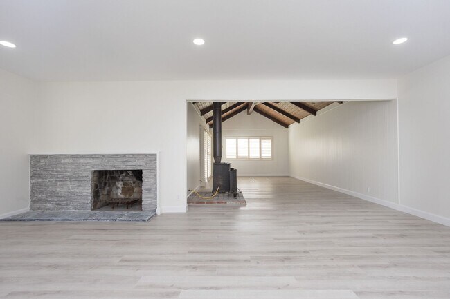 Building Photo - Beautifully Remodeled 3 Bedroom, 2 Bathroo...