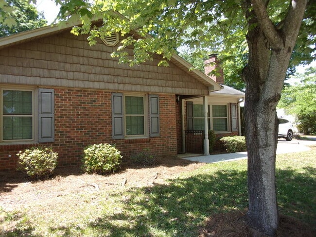 Building Photo - 522 N Jones Ave