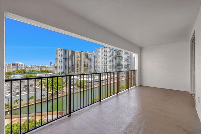 Foto del edificio - 17150 N Bay Rd