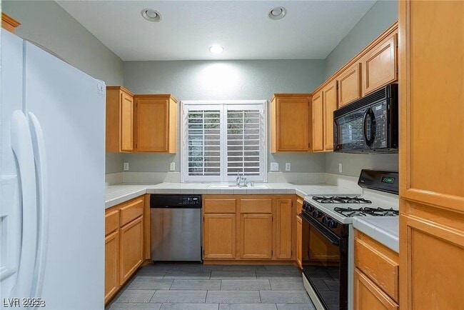 Building Photo - 9909 Calabasas Ave