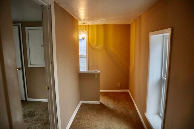 Building Photo - 833 3rd St