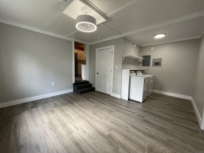 Building Photo - 3510 Lakeshore Dr
