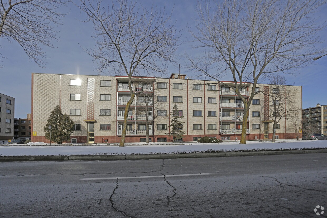 Building Photo - 415 Boul de la Côte-Vertu