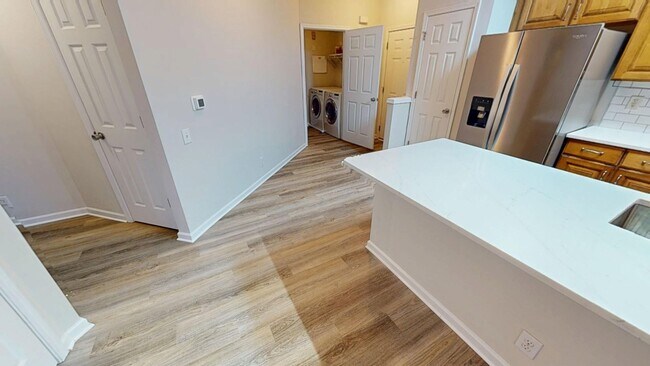 Building Photo - Recently updated condo in the heart of Bal...
