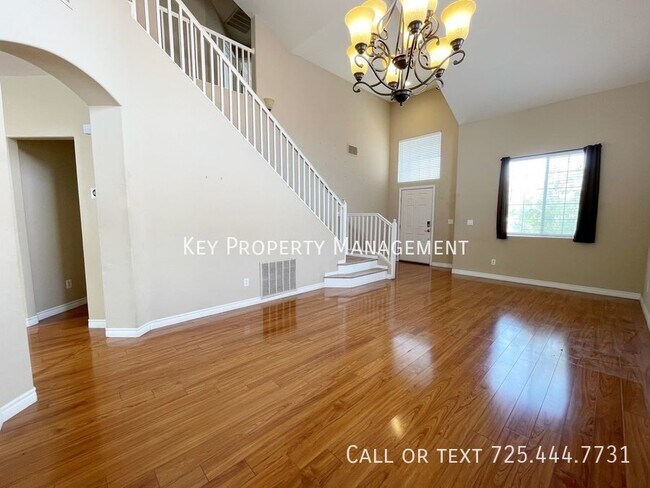 Foto del edificio - 4 BED, 3.5 BATH 2 STORY HOME WITH SPA LOCA...