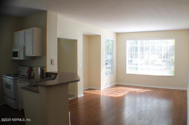 Building Photo - 13700 Richmond Park Dr N