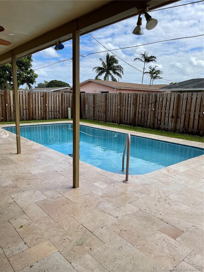 Building Photo - 8420 Sunset Strip