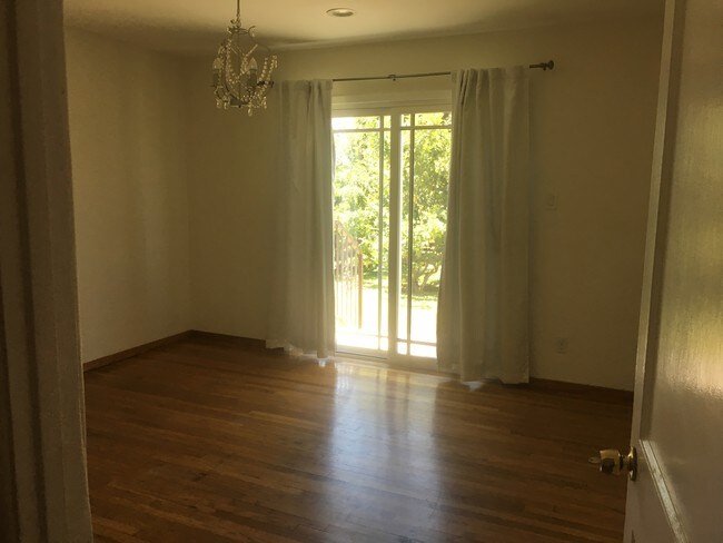 Foto del edificio - 8819 Kittyhawk Ave