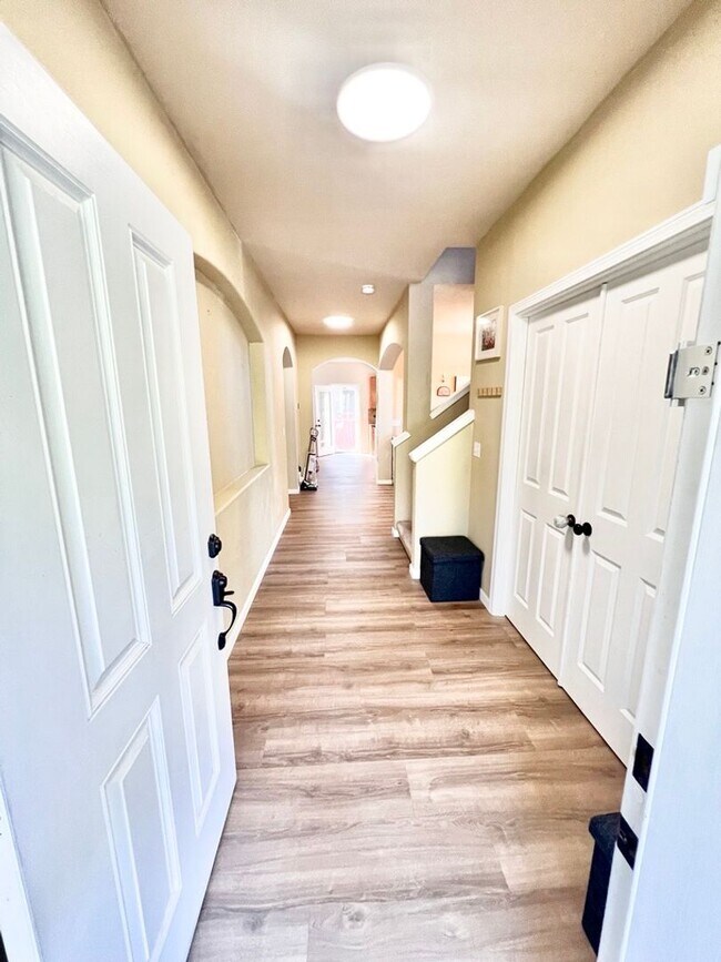 Building Photo - Spacious 5bed/2.5bath W/Bonus Room
