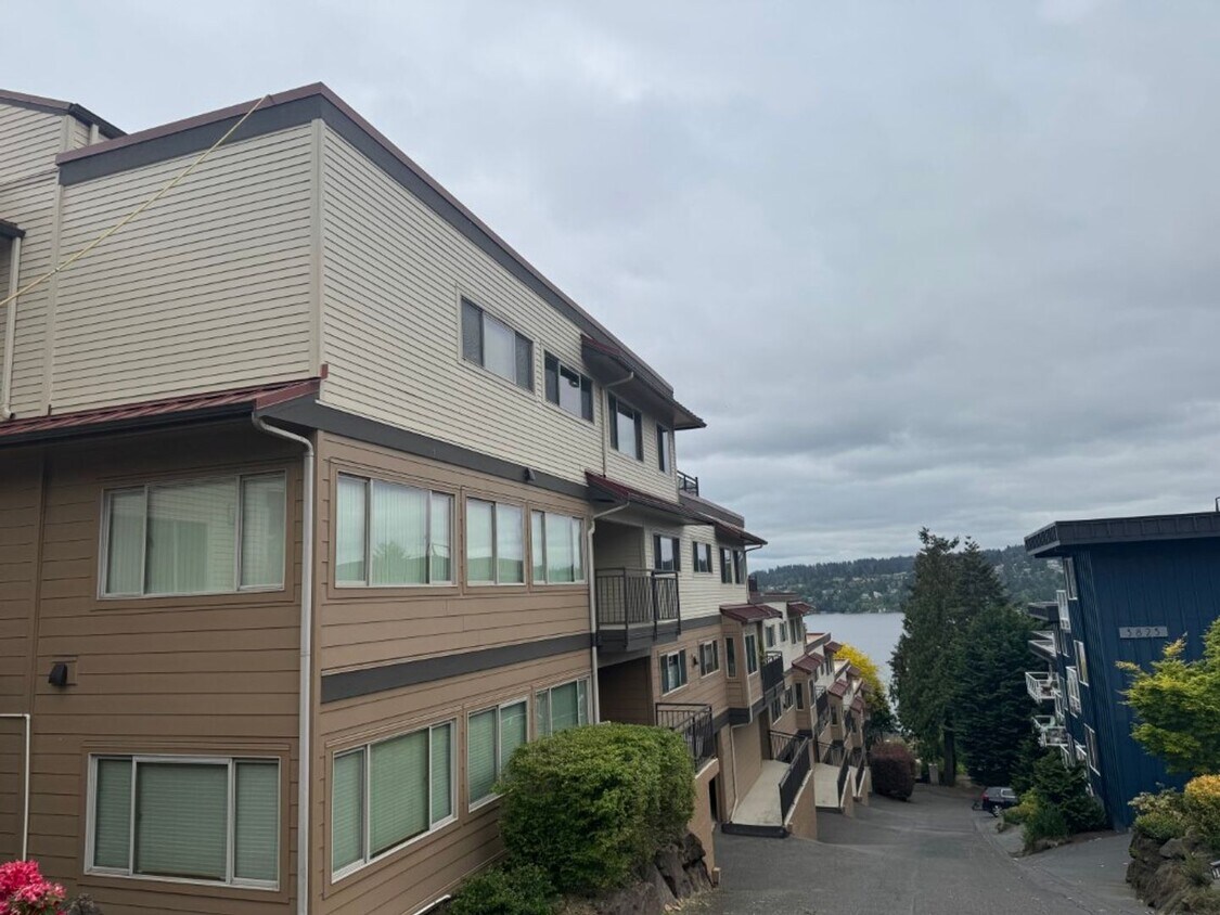 Primary Photo - 1Bd/1Ba Lake Forest Park Condo