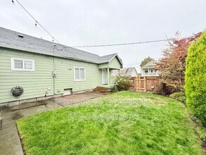 Building Photo - 715 W 19th St Building Photo - 715 W 19th St