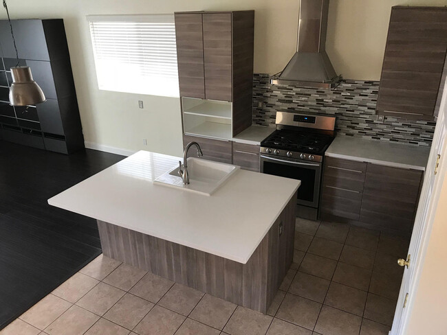 Building Photo - Gorgeous 3 bedroom 2 1/2 bath home located...