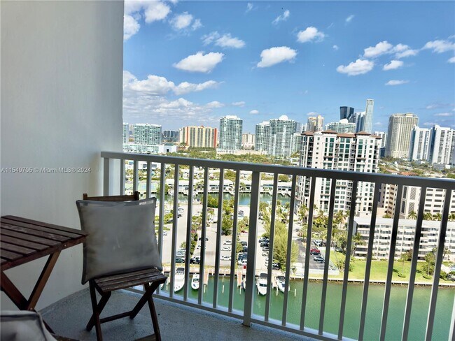Foto del edificio - 300 Bayview Dr