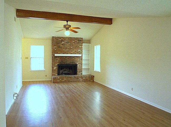 Building Photo - 3800 Knollwood Dr