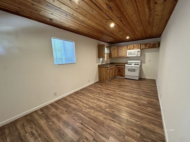 Building Photo - 54365 Pine Crest Ave
