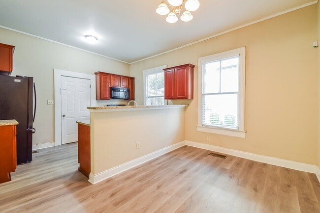 Building Photo - 114 E Broad St